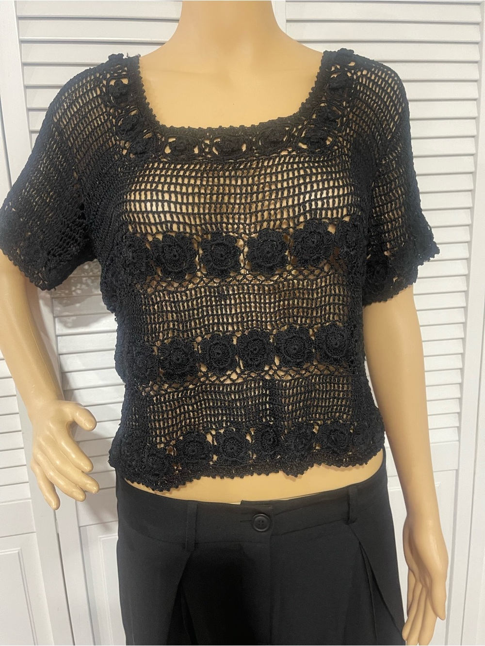 Nataya Black Crochet Floral Short-Sleeve Crop Top